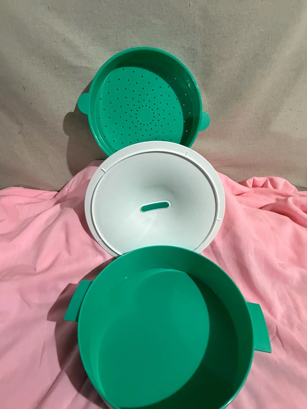 Tupperware Green and White Serving Bowl with Lid - Home Party Supplies